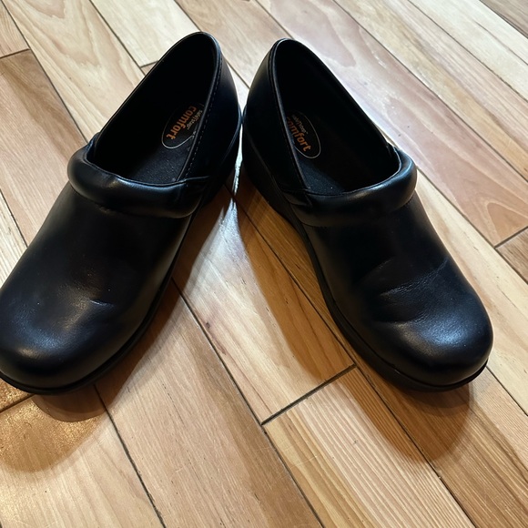 2 pairs Safe t step shoes in a clog, womens size 7 brown and size 7 1/2 black - Picture 7 of 8